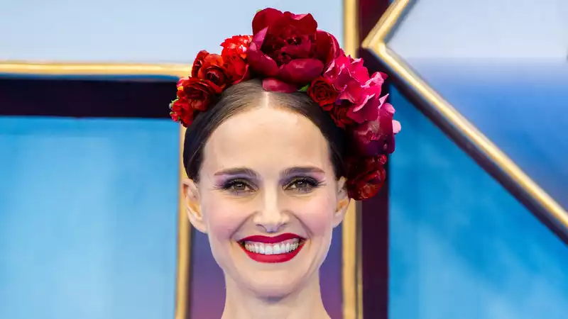 Please take a moment of silence to admire Natalie Portman's flower crown!