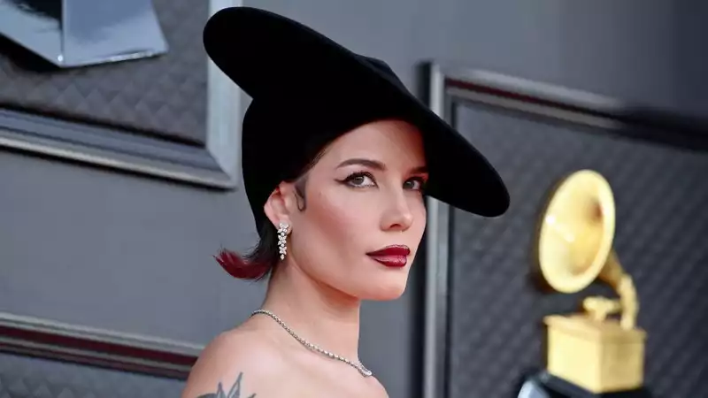 Halsey shuts out fans leaving Phoenix concert during pro-choice speech