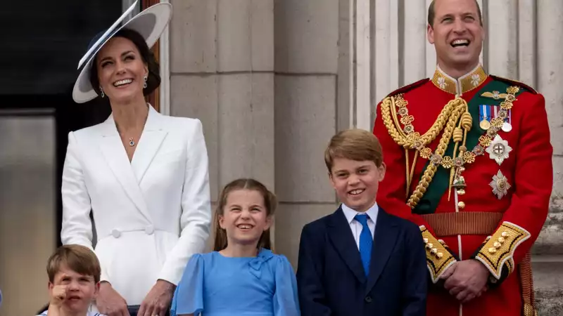 Prince William is photographed yelling at a photographer for interrupting the Cambridge family's bike ride.