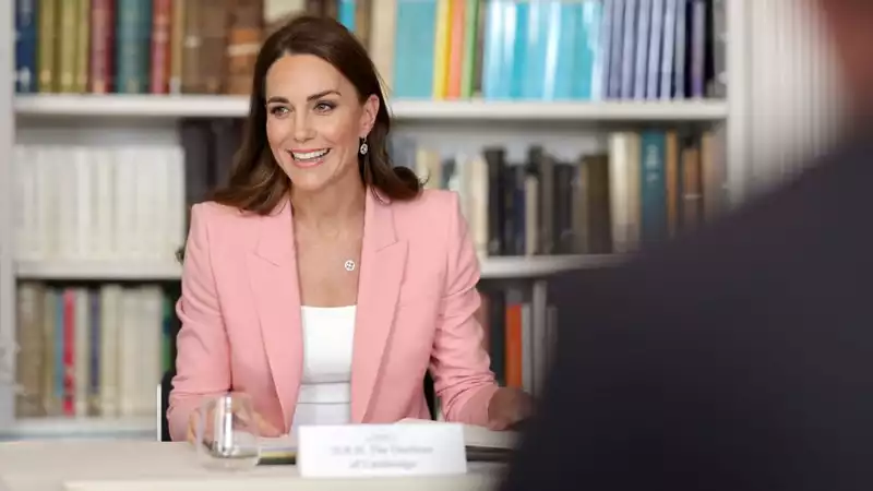 Kate Middleton in a pink pantsuit for Elle Woods.