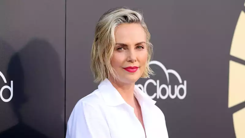 Charlize Theron looks like a completely different person with jet black hair