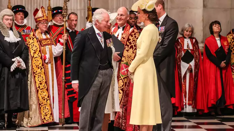 Prince Charles gives Kate Middleton a kiss on Thanksgiving Friday.