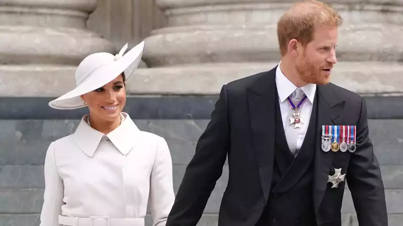 Prince Harry and Meghan Markle arrive for thanksgiving service to cheers from the crowd.