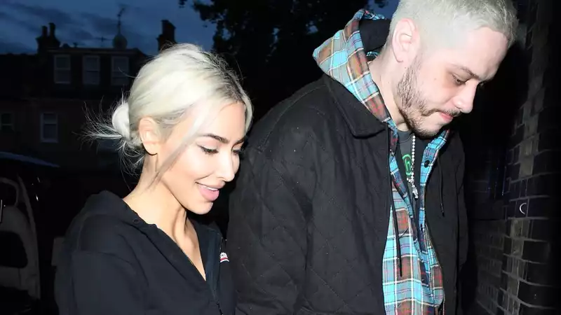 Kim Kardashian appears to cover for Pete Davidson as he arrives in London: body language expert