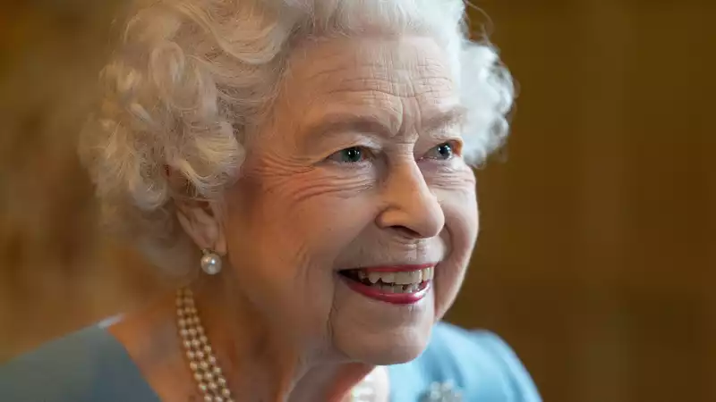 Royal Historian Says Despite Queen's Physical Mobility Issues, 'Queen is in Charge'