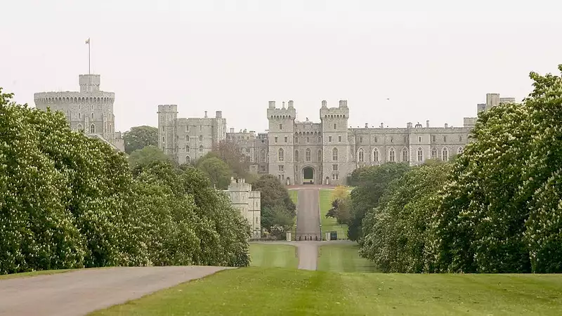 Intruders dressed as priests break into Windsor Castle and spend the night