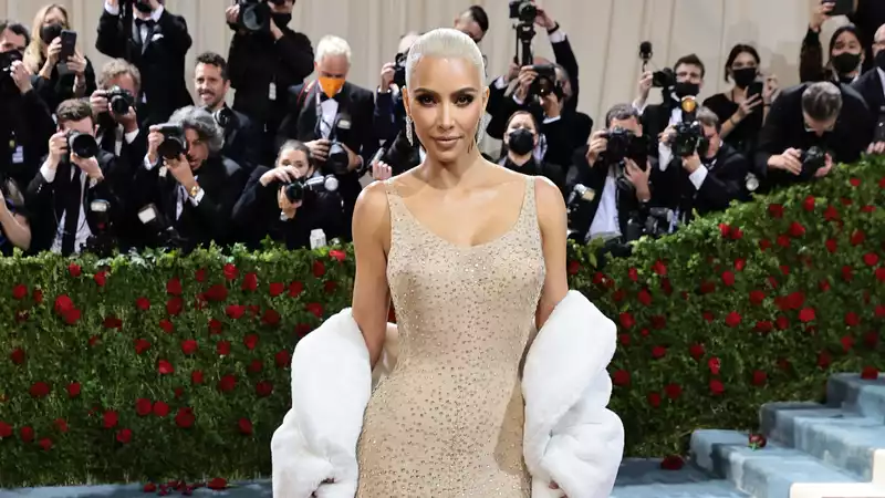 Kim Kardashian lost 16 pounds to wear Marilyn Monroe dress.