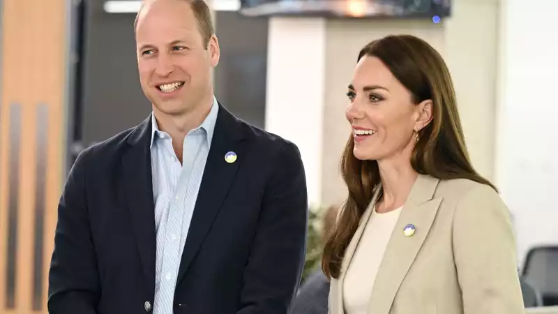 Kate Middleton in her signature blazer look to learn about Ukraine aid