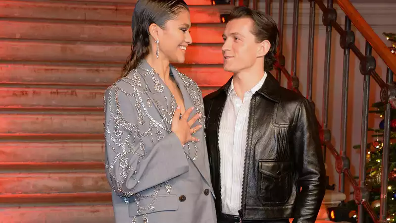 Tom Holland quietly talks about Zendaya's beauty in an interview.