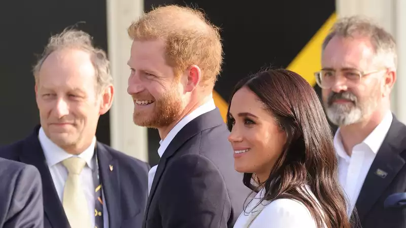 Prince Harry and Meghan Markle visit the Queen to "clear up a misunderstanding."