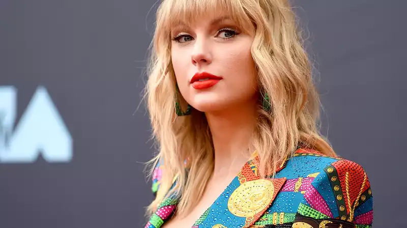 Taylor Swift, 22, Receives Honorary Doctorate from NYU