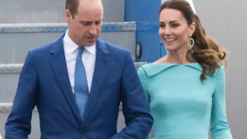 Kate Middleton charms the Cambridges with an aquamarine as they land in the Bahamas.