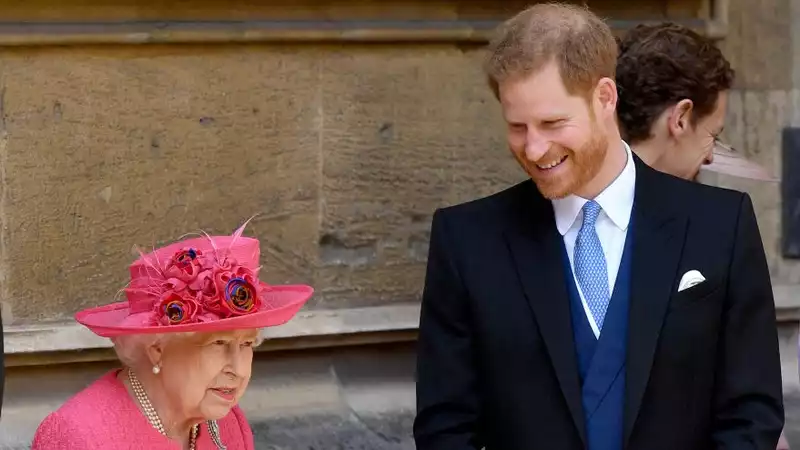 Experts say Prince Harry will not criticize the Queen in his forthcoming memoir.