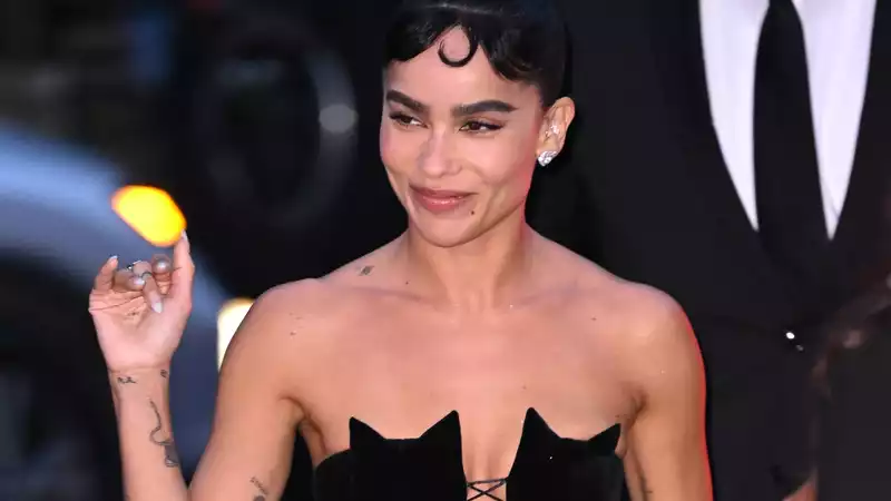 Big fan of Zoë Kravitz, father Lenny and father-in-law Jason Momoa congratulate her on her "SNL" appearance.