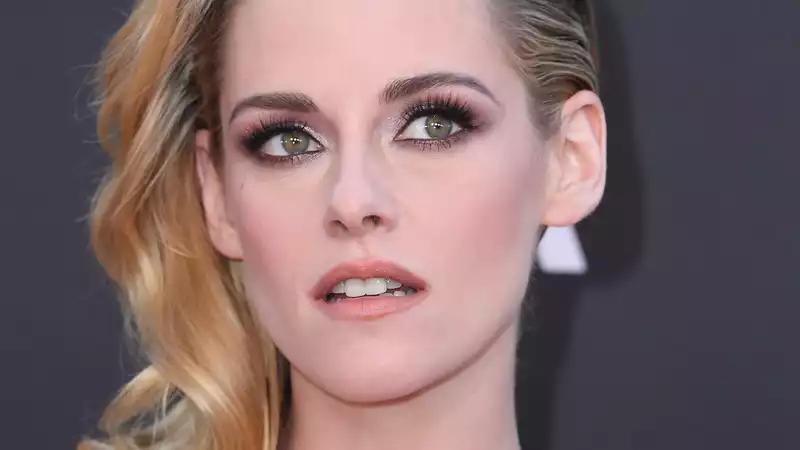 How to recreate Kristen Stewart's '90s runway-inspired hairstyles.