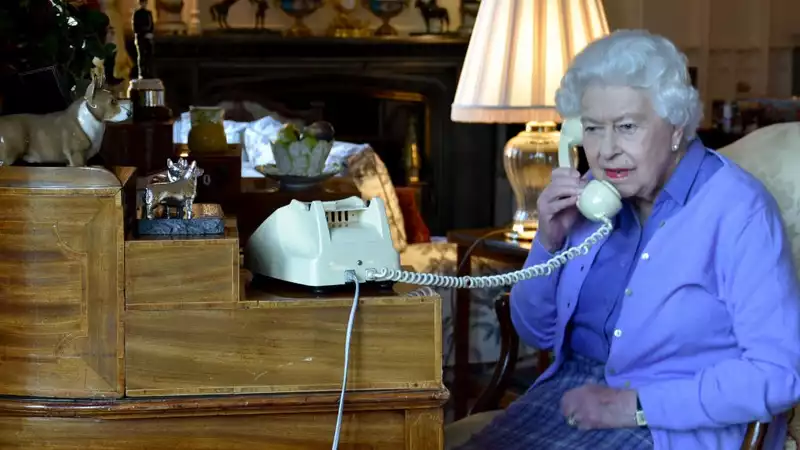 Apparently only two queens answer the phone.