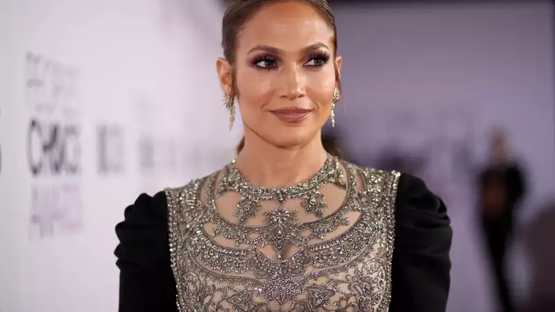 Jennifer Lopez Shines with Distinctive Glow in Makeup-Free Video