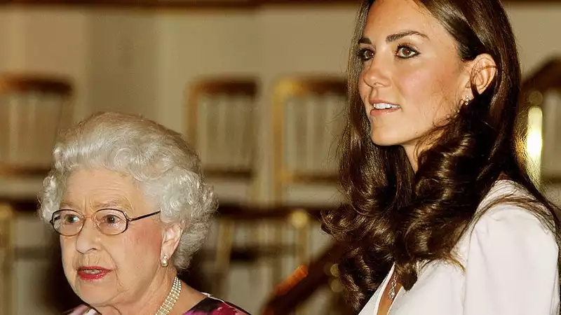 Kate Middleton opens up to the Queen about her struggles as a new mom.