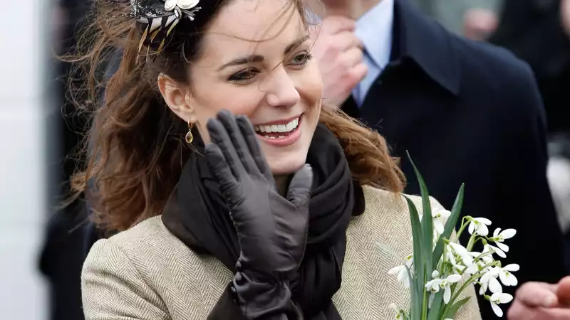 Kate Middleton gives a false name to a clerk she doesn't recognize.