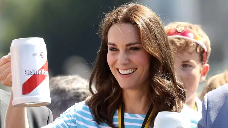 Kate Middleton enjoys drinks with her parents at Prince Harry's favorite pub.