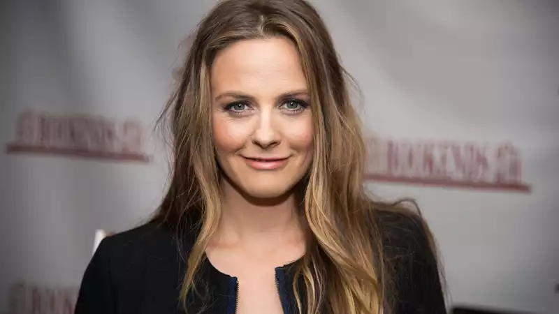 Alicia Silverstone gave the finger to this body slander caption on a very honest TikTok