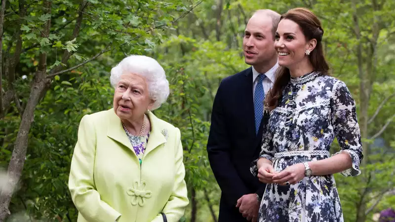 Queen 'Surprised' by Kate Middleton and Prince William's Sudden Engagement Announcement, Experts Say