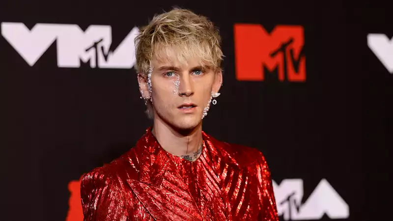 None of the "Jeopardy" cast members know Machine Gun Kelly.