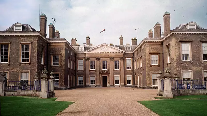 The influence of Princess Diana's mansion on the set design of "Bridgerton".