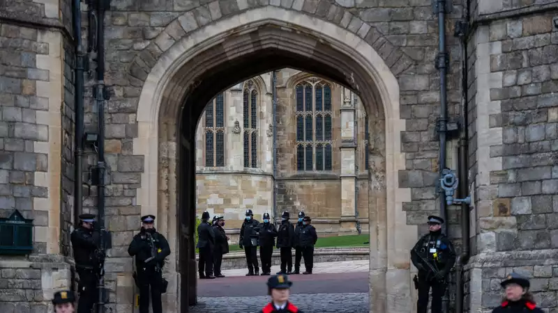 Man with crossbow breaks into Windsor, where the Queen celebrates Christmas.