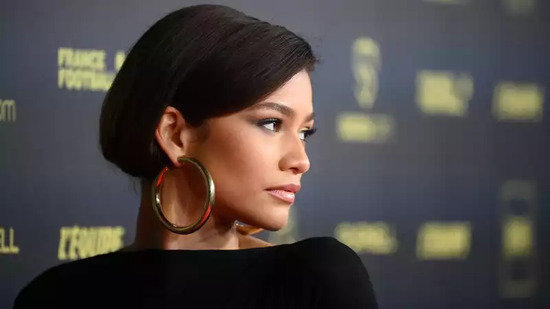 Zendaya shows off her diamond ring on Instagram and people are stunned