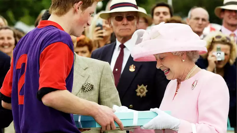 The Queen presents an extremely strange gift from Prince Harry to a place of honor in Balmoral.