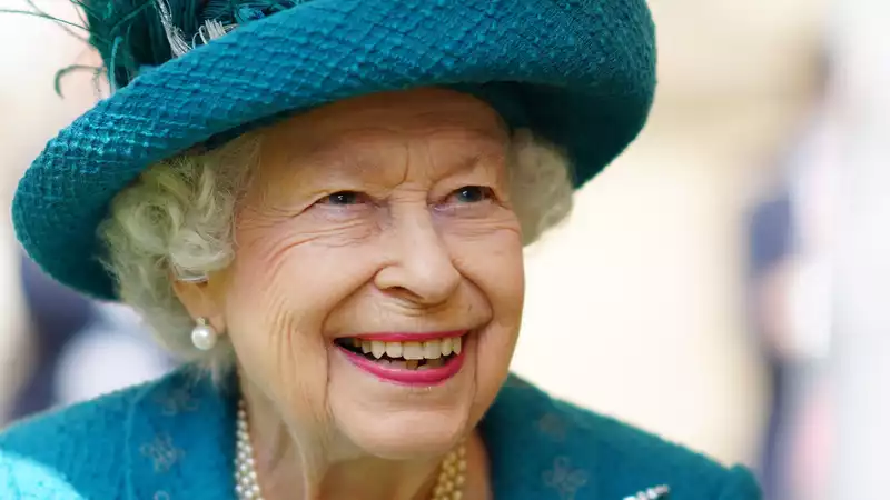 Queen cancels Christmas lunch in Windsor "with regret" due to concerns about COVID.