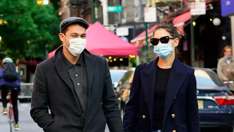 Katie Holmes and Emilio Vitolo Jr. need to "settle" after quarantine, sources say