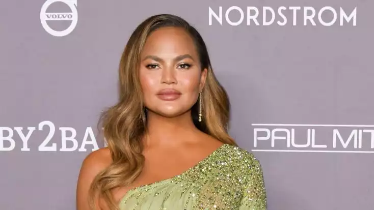 Chrissy Teigen supports parents struggling with breastfeeding: "Normalizing formula."