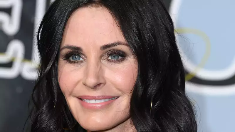 Courteney Cox Recreates Turkey Dance from "Friends" for Thanksgiving