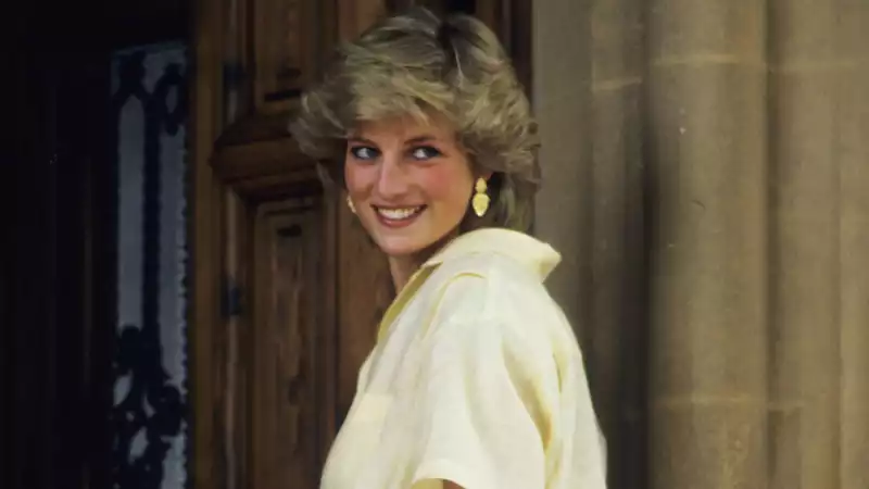 Princess Diana's friend reveals rare photos of her vacation on a yacht.