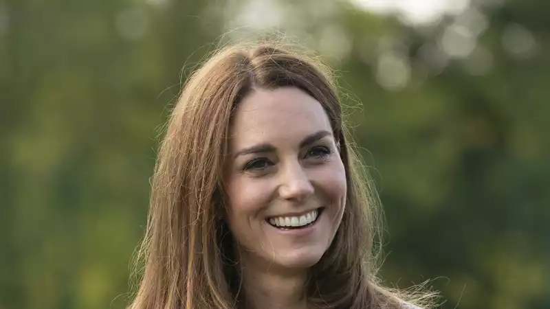 Kate Middleton in a vintage-style blouse and pearl earrings