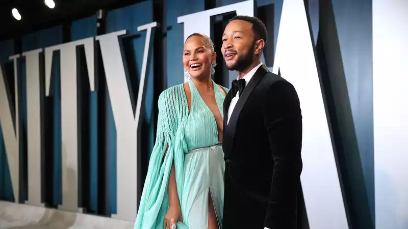 Chrissy Teigen hilariously reveals John Legend's inspiring performance on Twitter.