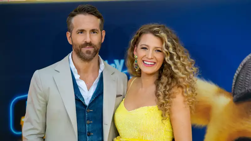 Ryan Reynolds trolls Instagram for photo of Blake Lively drawing shoes on her feet.