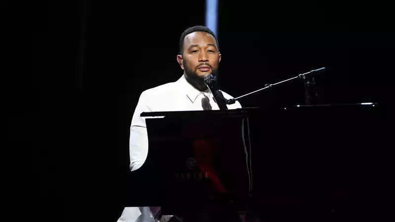 John Legend Dedicates "Never Break" to Chrissy Teigen at BBMA