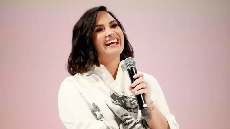 Demi Lovato Wears Sports Bra Instead of Shirt in Super Hot Selfie After Breakup