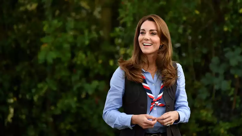 Kate Middleton wears skinny jeans and platform hiking boots to her latest engagement ceremony.