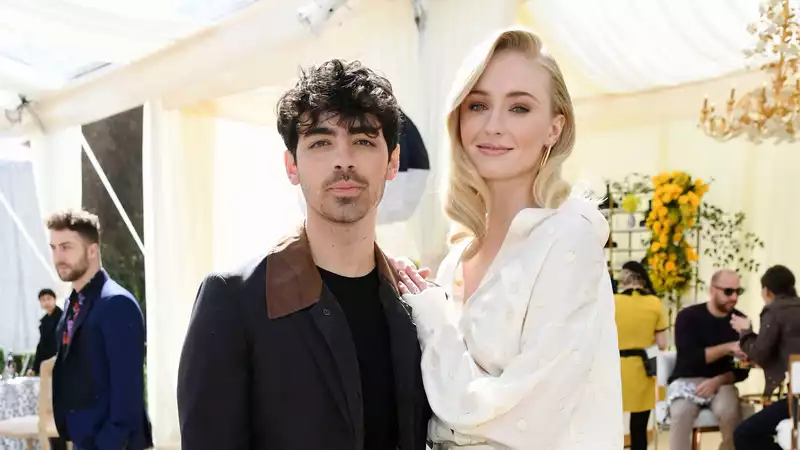 Sophie Turner Shares Gorgeous Pregnancy Photos