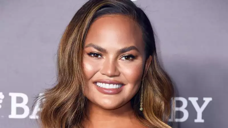 Chrissy Teigen rages about her "difficult" third pregnancy.