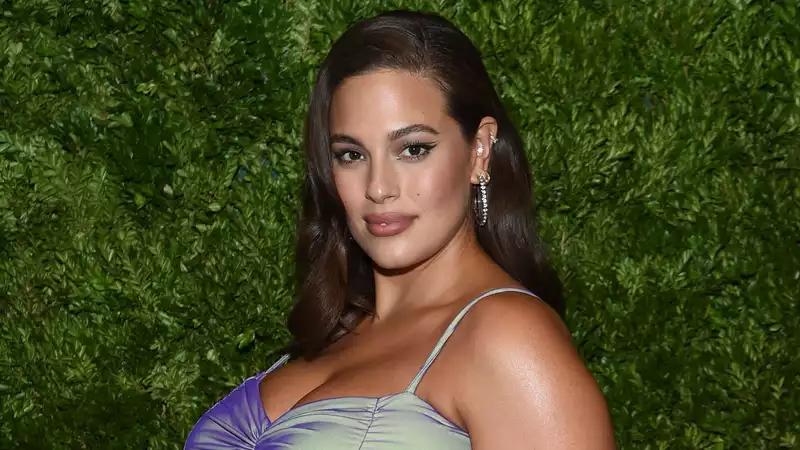 Ashley Graham celebrates post-pregnancy stretch marks: "We're all superheroes."