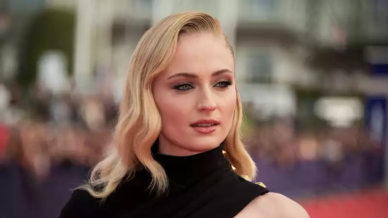 Pregnant Sophie Turner stuns in tight unitard and checked shirt