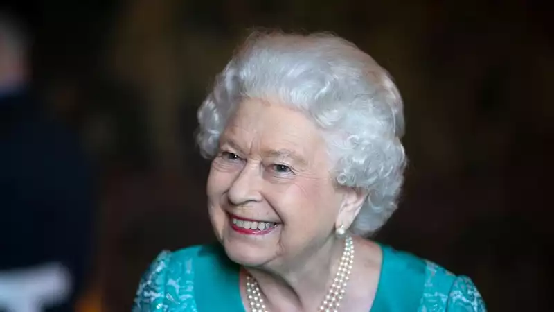 Queen Elizabeth responds to a 7-year-old boy who created a "happy crossword."