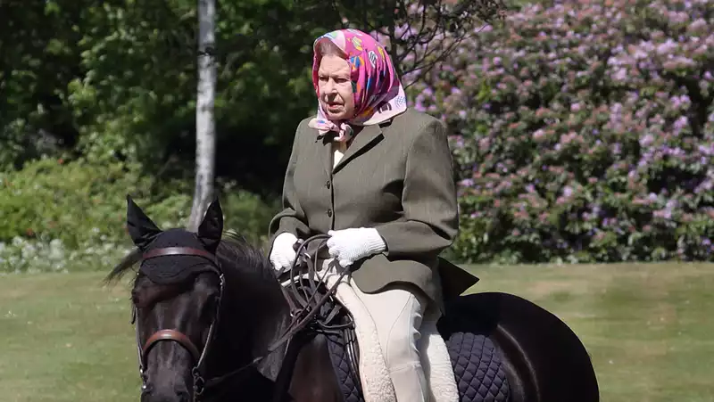 Photographing the Queen riding a pony on the grounds of Windsor Castle