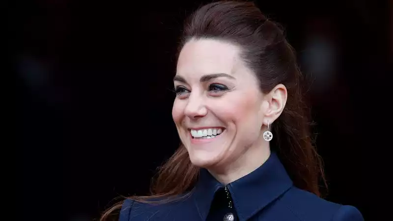 Kate Middleton, in her favorite dress, plays bingo with nursing home residents.