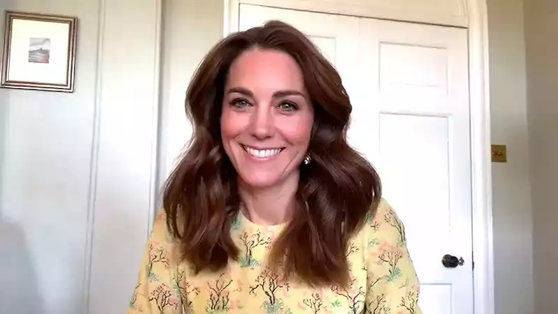 Kate Middleton, in a yellow silk dress, unveils a new photo project about coronavirus.